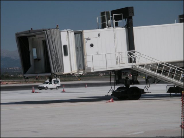 AEROPUERTO PASARELA  AVIONES AEROPUERTO CARRETERA